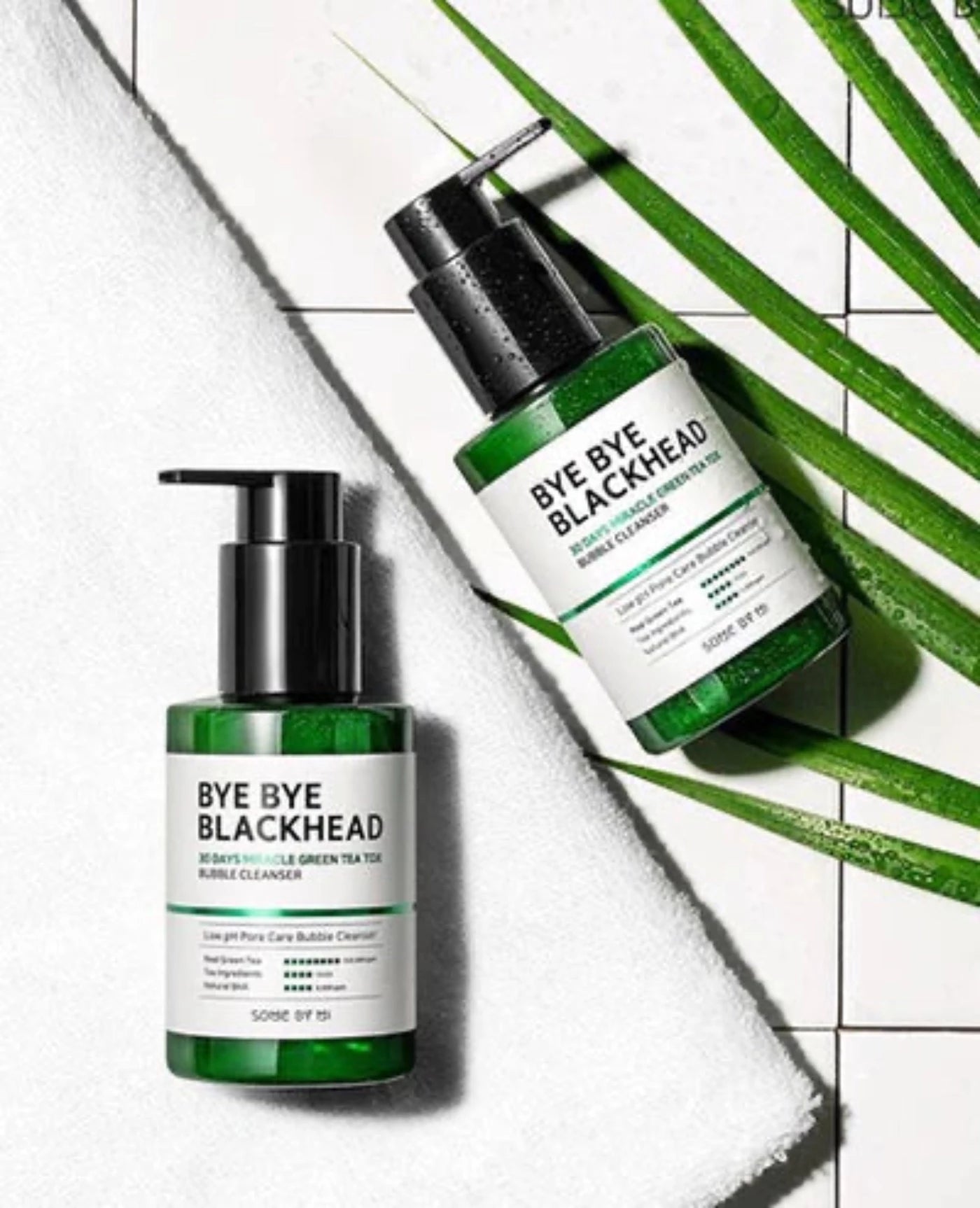 Some By Mi Bye Bye Blackhead 30days Miracle Green Tea Cleanser washes the entire face without harshness, helps regulate sebum production, boasts antioxidant effects and prevents skin dryness.
