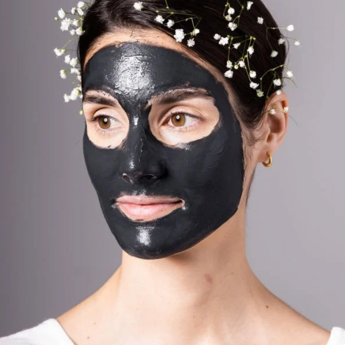 Apivita Black Face Mask Propolis features sebum control, antiseptic, and antibacterial action from propolis, immortelle, lemon, and tea tree essential oils.