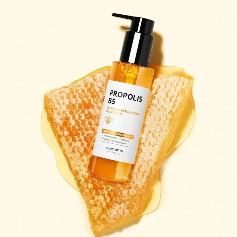 Some By Mi Propolis B5 Glow Barrier Calming Oil To Foam is highly effective in eliminating makeup and dirt from pores while supplying calming and nourishing ingredients including Propolis, Manuka Honey, and Royal Jelly. 