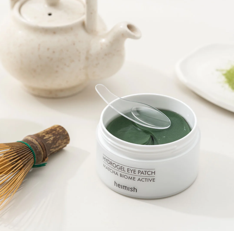 The hydrogel adhesive makes the Heimish Matcha Biome Hydrogel Eye Patch simple to apply and use on any eye shape.